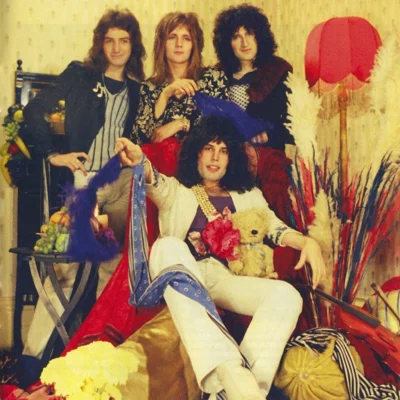 queen in freddie's flat 2